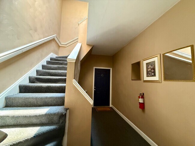Foto del edificio - Charming 2-bedroom, 1-bath condo in the heart of Ghent