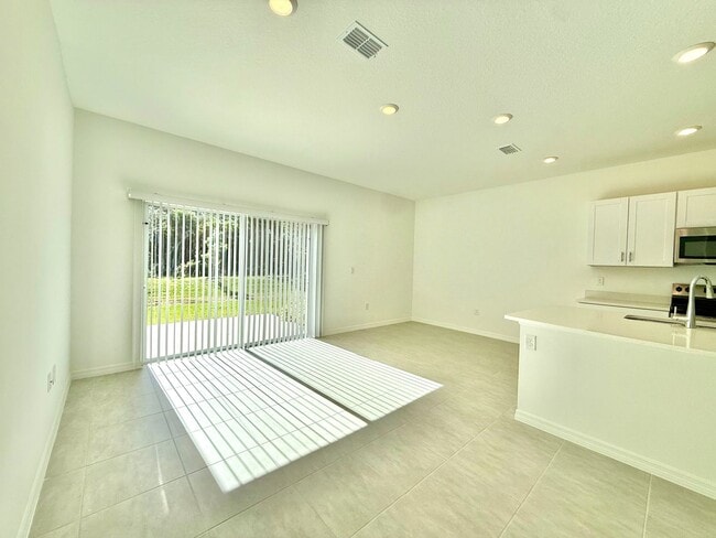 Foto del edificio - Riverside living redefined - 3Bedrooms/2.5Baths newly built townhome in Edgewater!