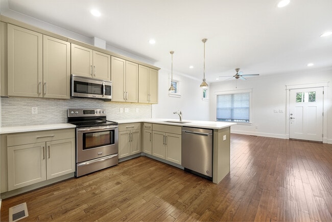 Full Kitchen with Pantry - 1711 Ridley Blvd