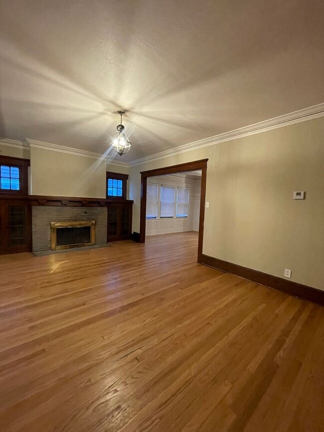 Building Photo - 1812 E Newberry Blvd
