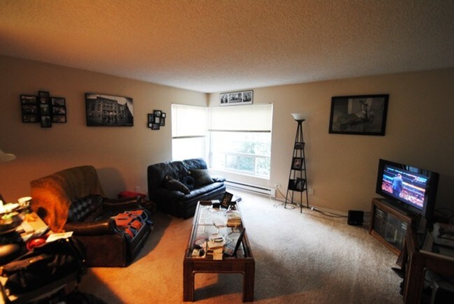 Building Photo - 6015 Lakeview Dr