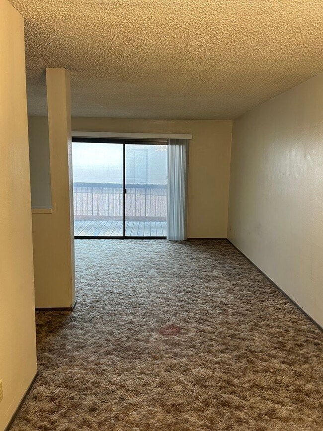 Foto del edificio - **3RD FLOOR CONDO NEAR VIRIGINA LAKE - LAK...