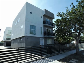 Building Photo - 2410 Carmona Ave