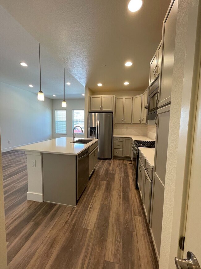Foto del edificio - 3bed/3.5bath Townhouse in Downtown Superior - Available August!