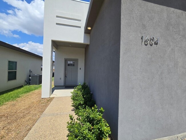 Building Photo - 1604 Coba Dr