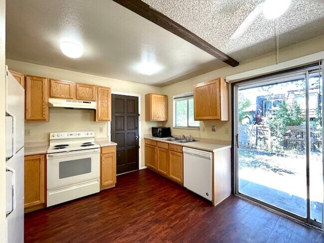 Foto del edificio - 9537 E Chenango Ave