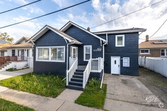 Building Photo - 802 Julia Ave