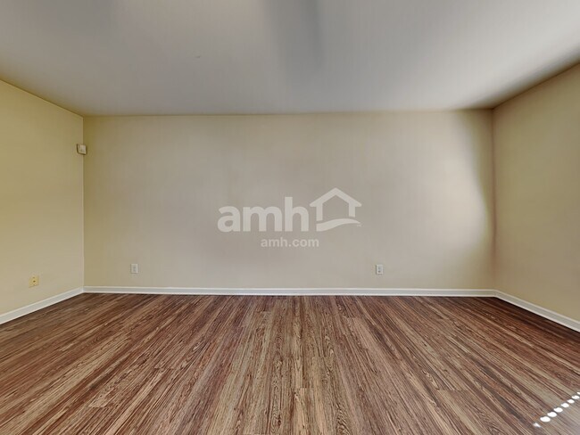 Building Photo - 3005 Quail Oaks Dr