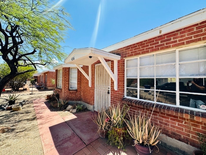Primary Photo - Spacious Private Yard with Washer/Dryer Ho...
