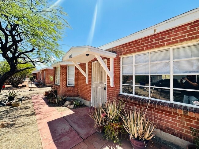 Spacious Private Yard with Washer/Dryer Ho... - Spacious Private Yard with Washer/Dryer Ho... House