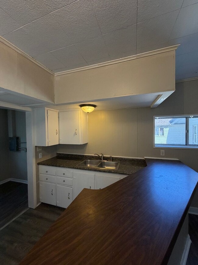 Building Photo - Large 2 Bedroom Southside Holland