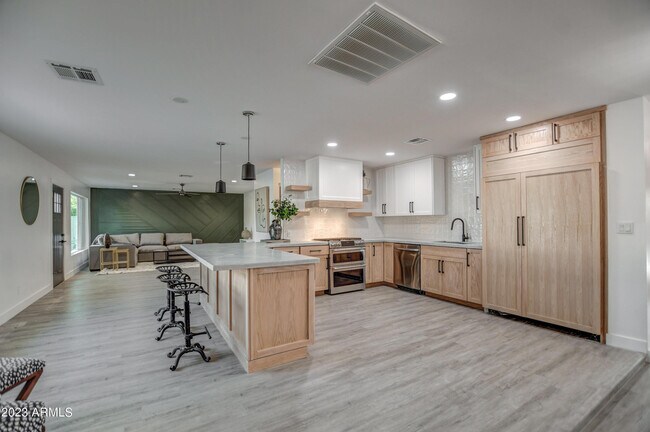 Foto del edificio - 8349 E Columbus Ave