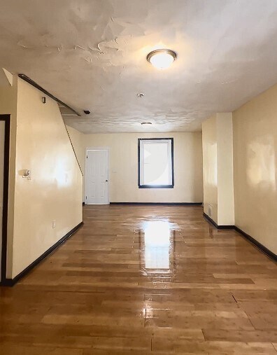Foto del edificio - 6431 Grays Ave