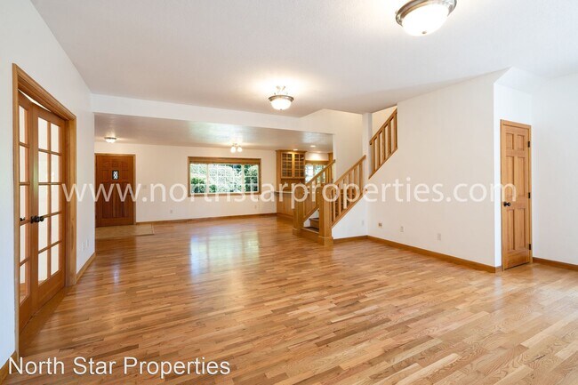 Building Photo - 3 br, 2.5 bath House - 3552 Upper Drive