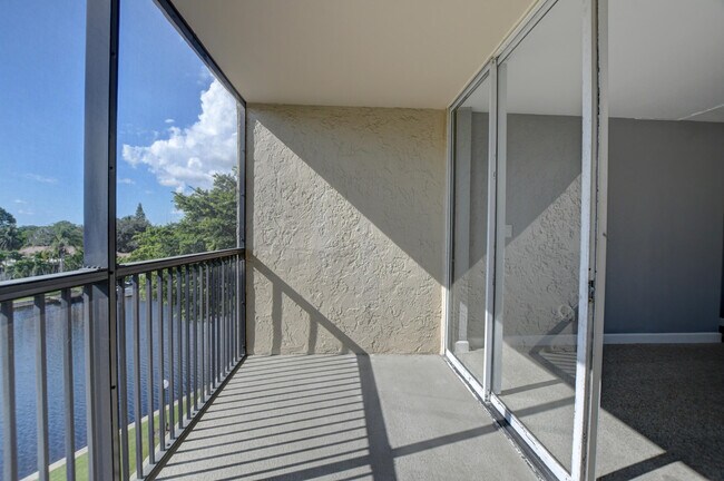 Building Photo - 14 Royal Palm Way