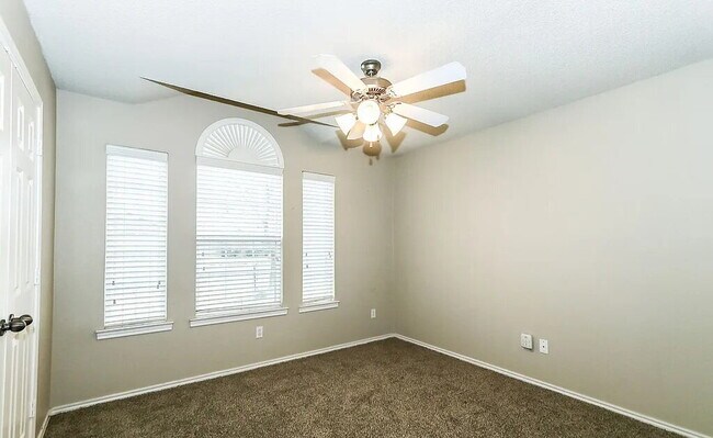 Building Photo - "Charming 3-Bed, 2-Bath Home with Spacious 1,373 Sq Ft in Lubbock's Desirable Neighborhood!"