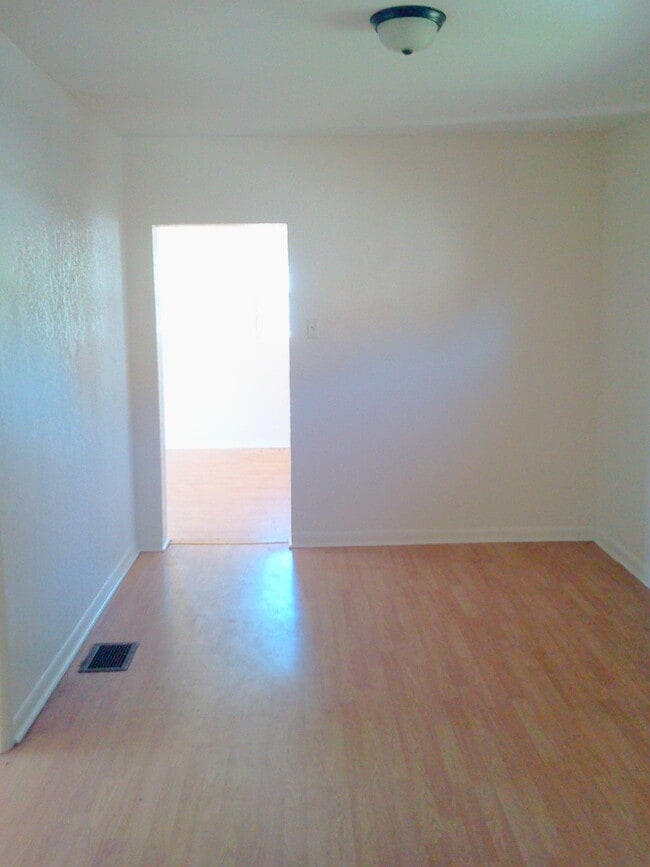 Building Photo - 3BR/1BA with HUGE Fenced In Backyard, Lami...