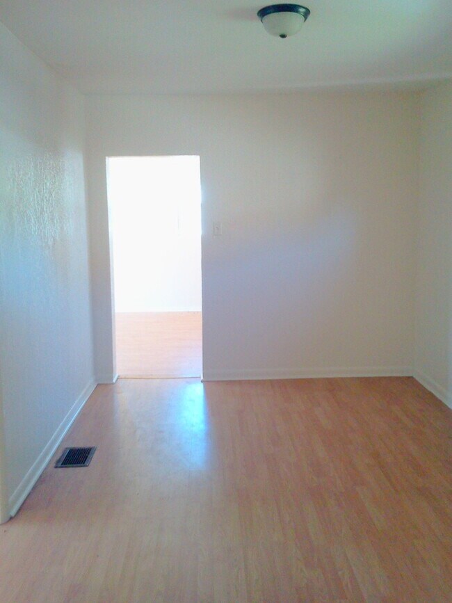 Foto del edificio - 3BR/1BA with HUGE Fenced In Backyard, Lami...