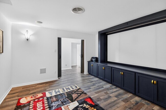 Foto del edificio - 5675 Sylmar Rd