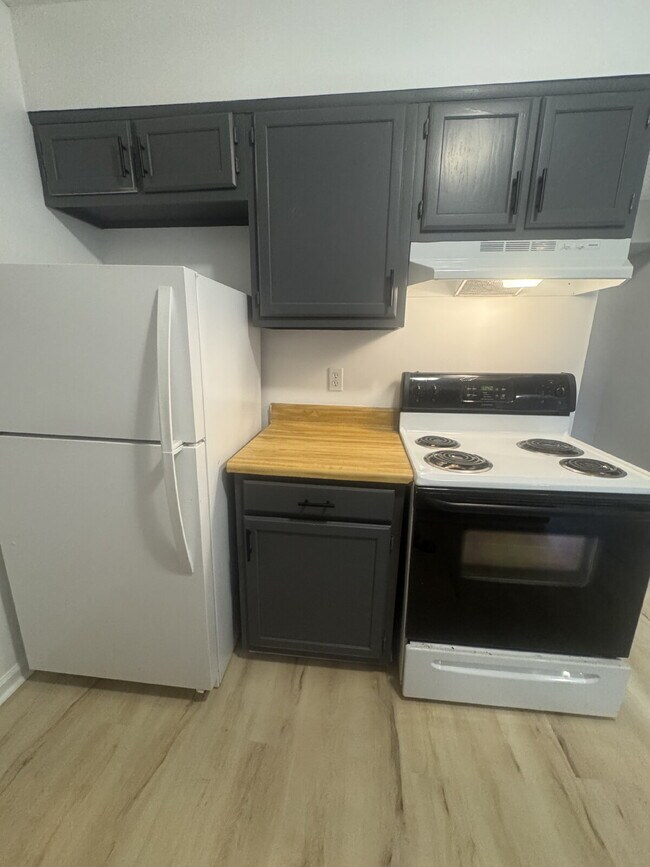 Building Photo - "Charming 1-Bedroom Townhouse Retreat in H...