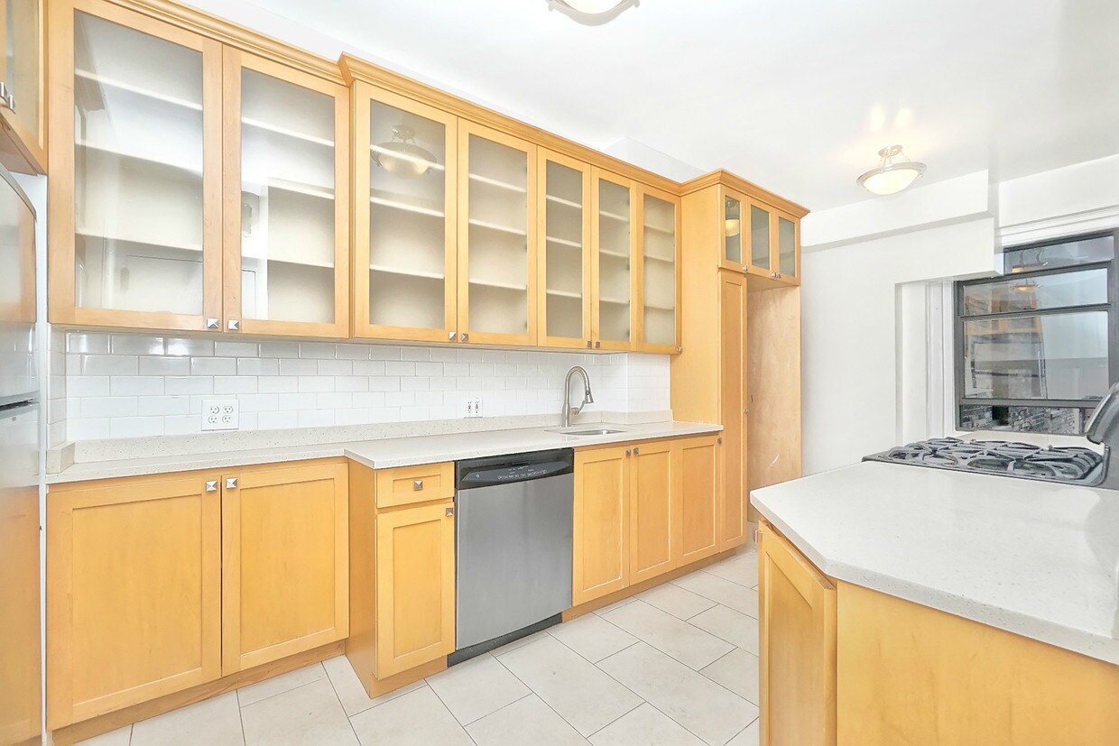 Primary Photo - 230 W 79th St