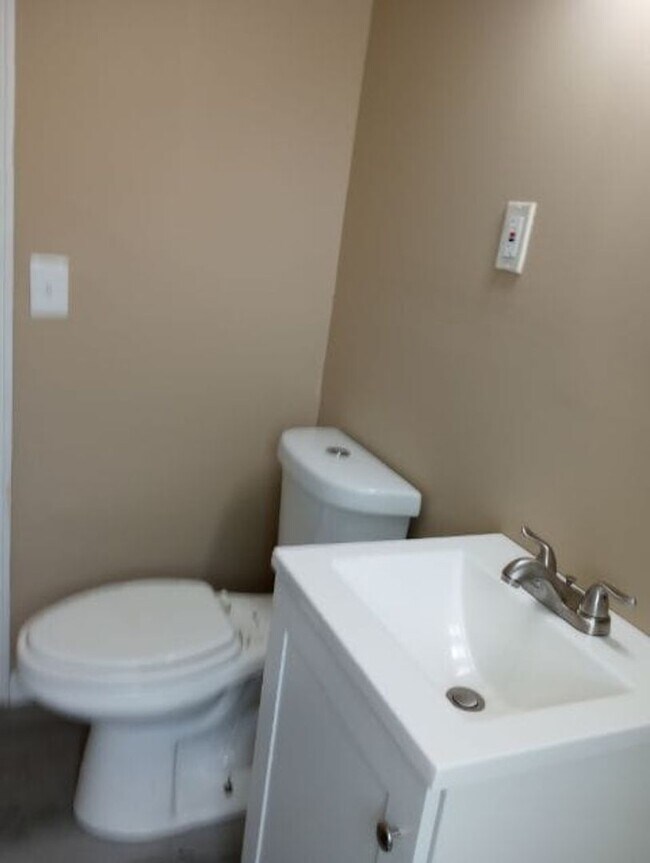 Foto del edificio - Partially updated spacious home