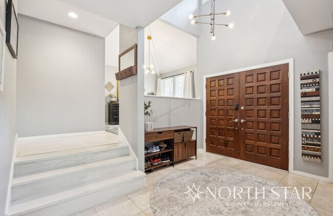 Foto del edificio - Beautifully Updated Contemporary Home in t...