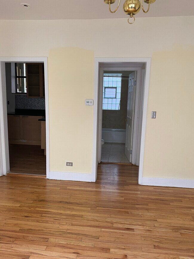 Access to bedrooms and kitchen - 4930 N Kedzie Ave