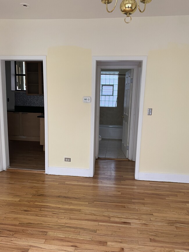 Access to bedrooms and kitchen - 4930 N Kedzie Ave
