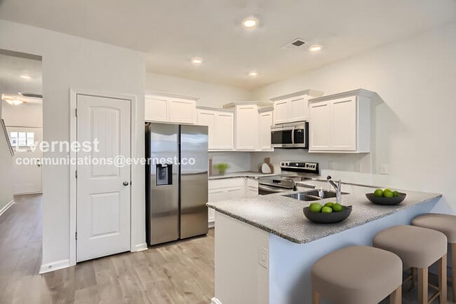Building Photo - 2 Bed/2.5 Bath Townhome with Garage / Pet-Friendly / Available Now!