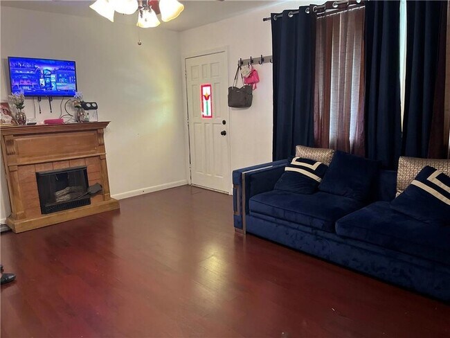 Building Photo - 2135 Middle Dr