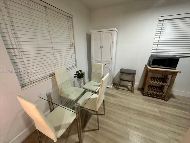 Foto del edificio - 3522 NE 166th St