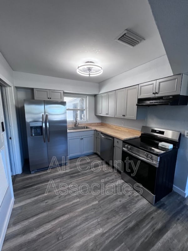 Building Photo - 7154 Holiday Dr