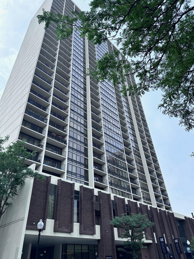 Building Photo - 1636 N Wells St