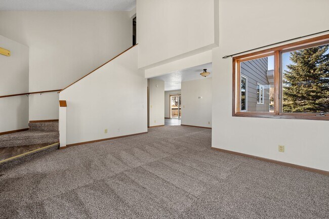 Building Photo - 3 BED | 2.5 BATH | DOUBLE GARAGE | SOUTH