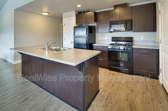 Building Photo - 474 NE Oak Ave
