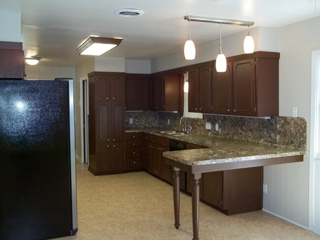 Building Photo - 500 Warren Dr