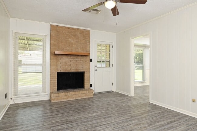 Building Photo - Charming Montgomery Home with 4 Bedrooms