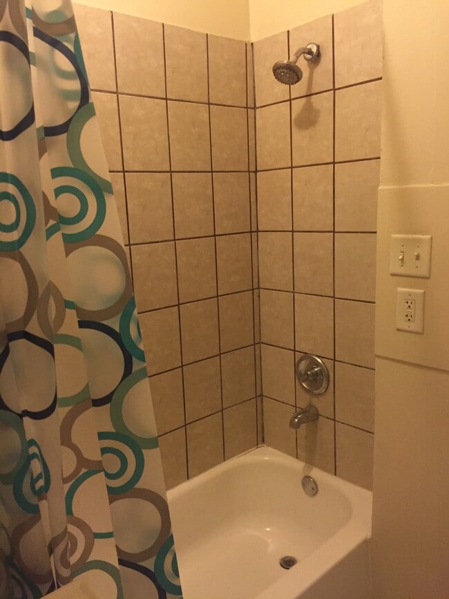 Baño - 357 College Ave