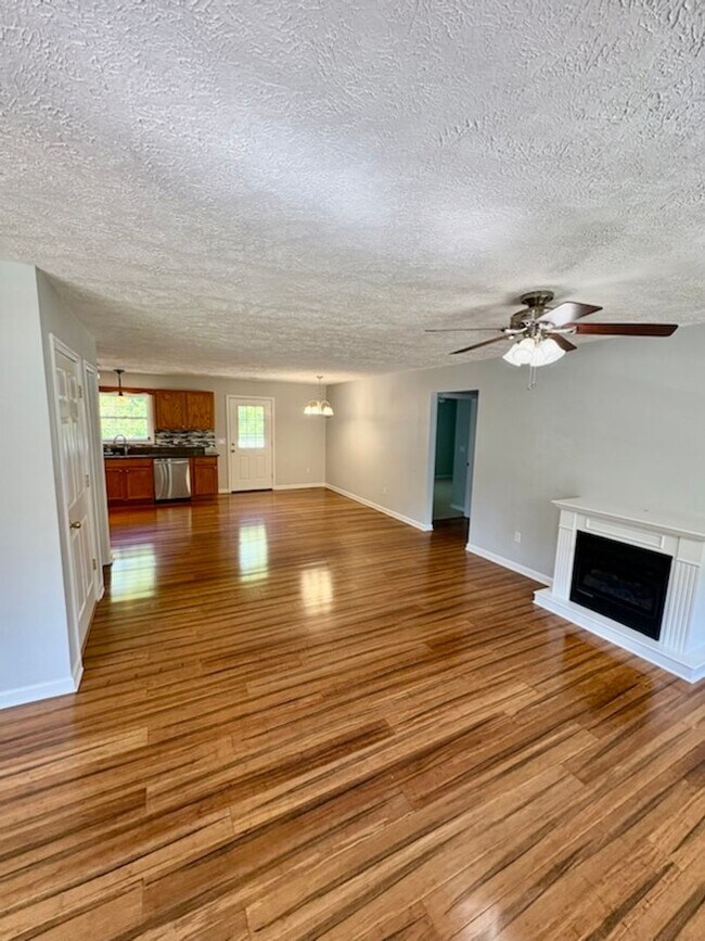 Foto del edificio - 160 Burning Oaks Dr