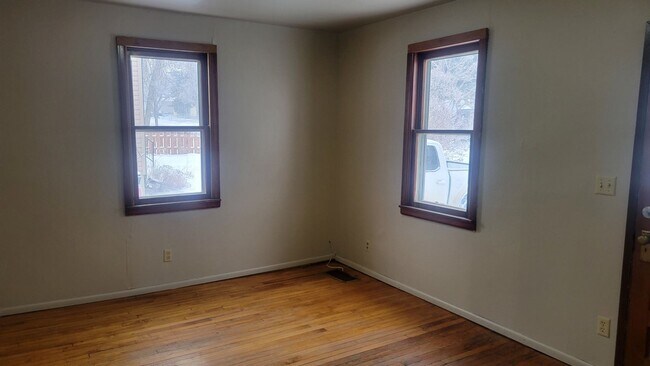Building Photo - 1 Bedroom House!