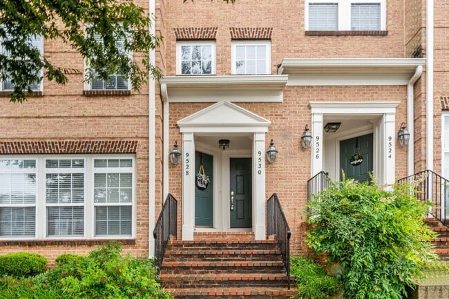 Building Photo - Commuter's Dream! Stylish 3-Bedroom Condo ...