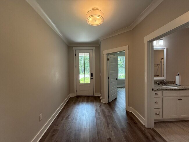 Foto del edificio - 72 Wolverine Ave