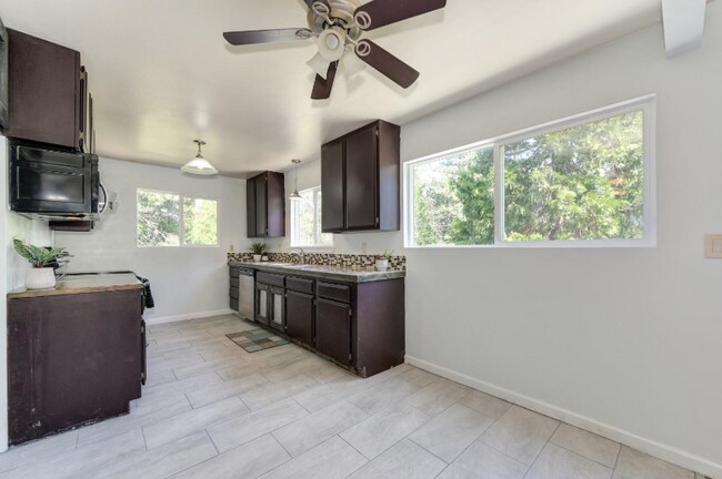Foto del edificio - 6273 Dolly Varden Ln