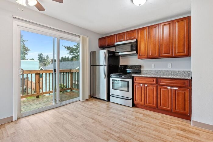 2 bedroom 1 bath with washer/dryer include... - 2 bedroom 1 bath with washer/dryer include...
