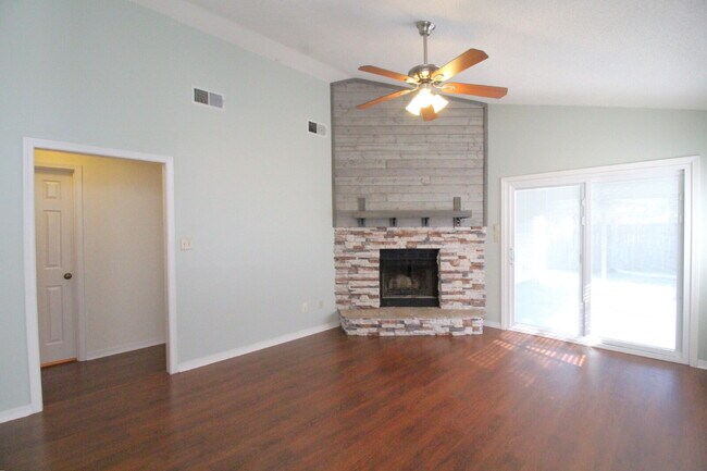 Foto del edificio - NE Pensacola 2BR/2BA with Ensuite, Dining ...