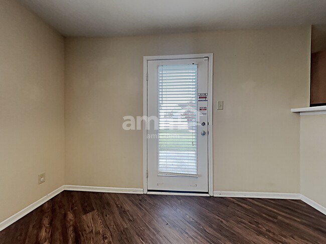 Foto del edificio - 3118 Hurst St