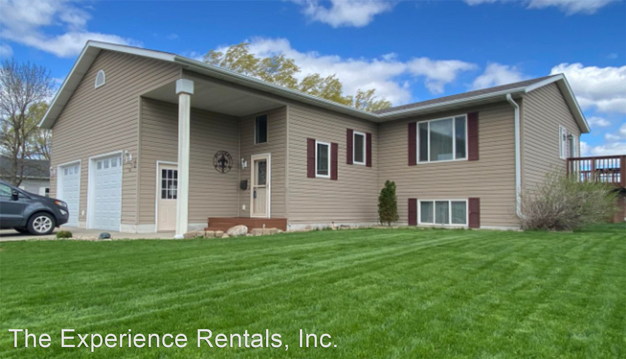 4 br, 2 bath House 914 13th Ave SW House Rental in Aberdeen, SD