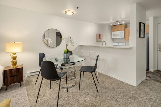 Building Photo - 1616 Summit Ave