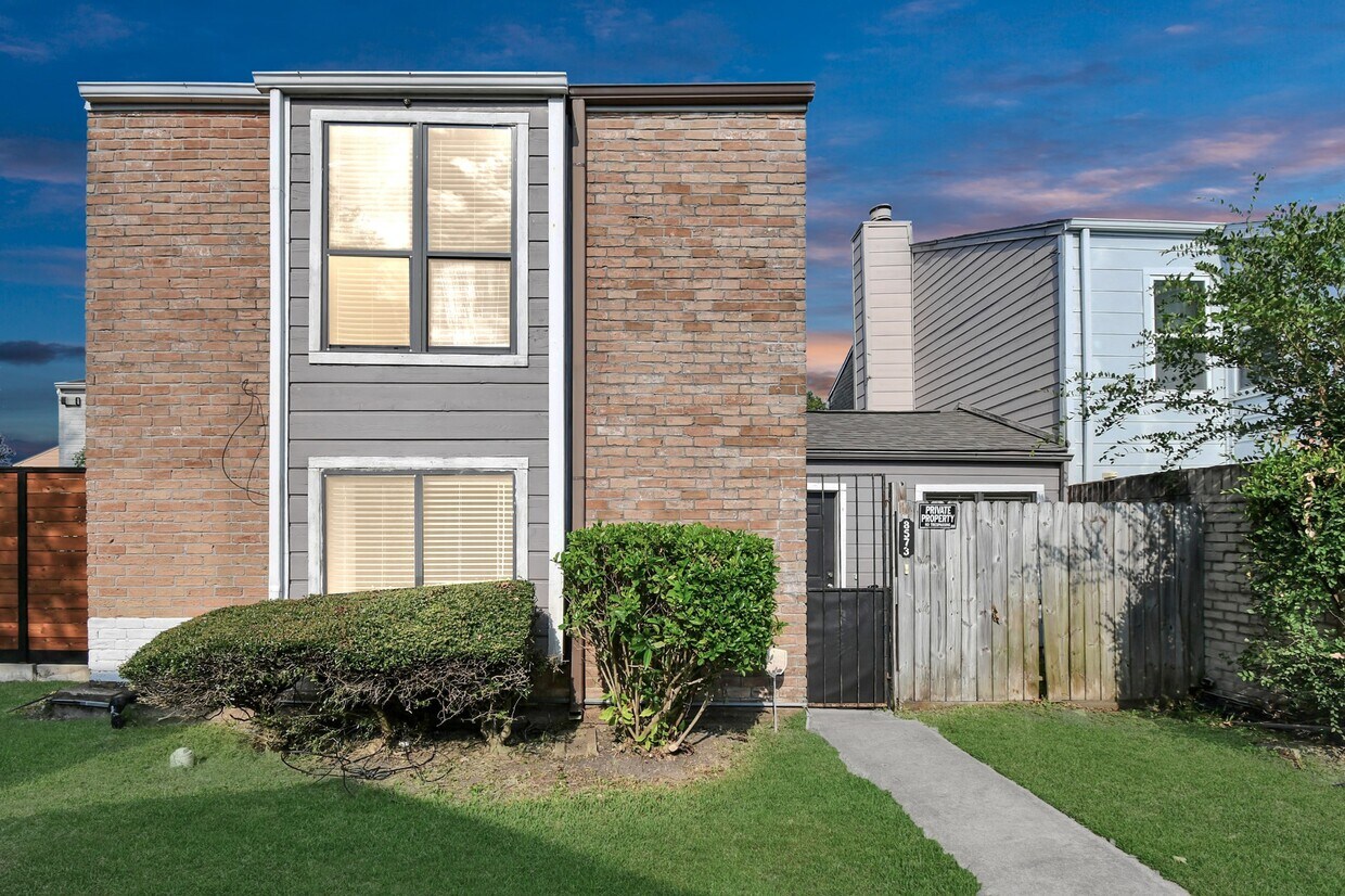 Foto principal - 8573 Wilcrest Dr